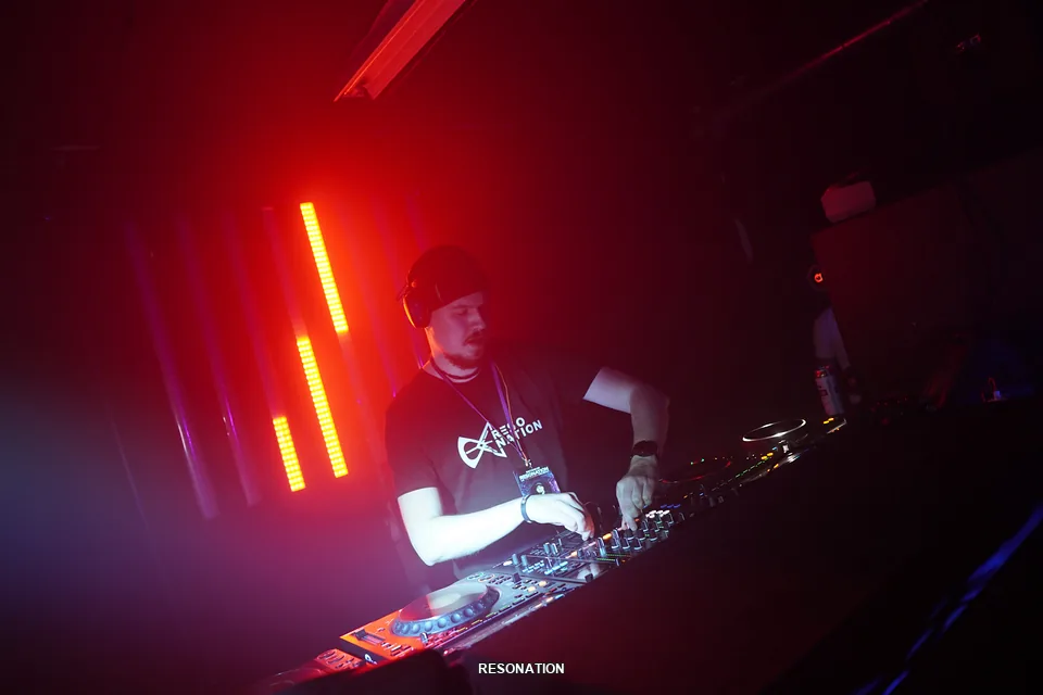 Resonation / Inoblivion atmosphere at the DJ booth
